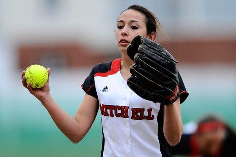Softball Splits Doubleheader with  Becker