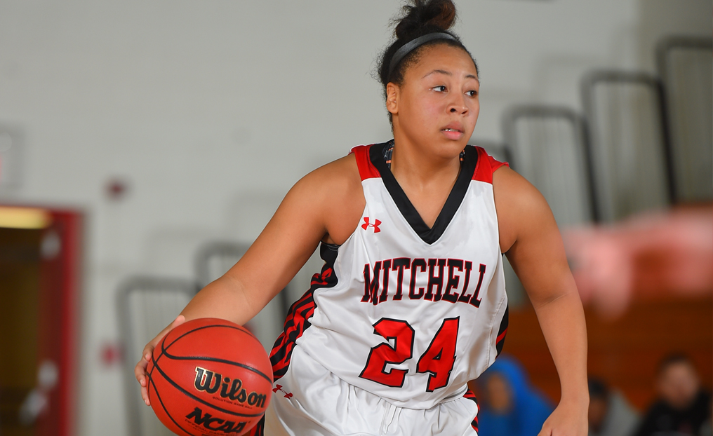 Late Rally Pushes WBB Over Dean